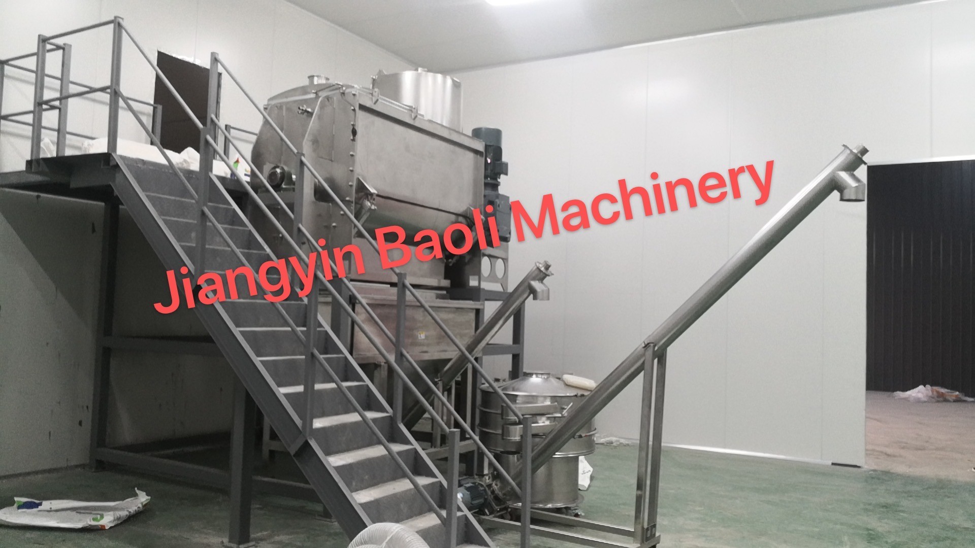 Blog công ty mới nhất về Sự khác biệt giữa máy trộn khuấy trộn nghiêng và máy trộn máy xay ruy băng ngang